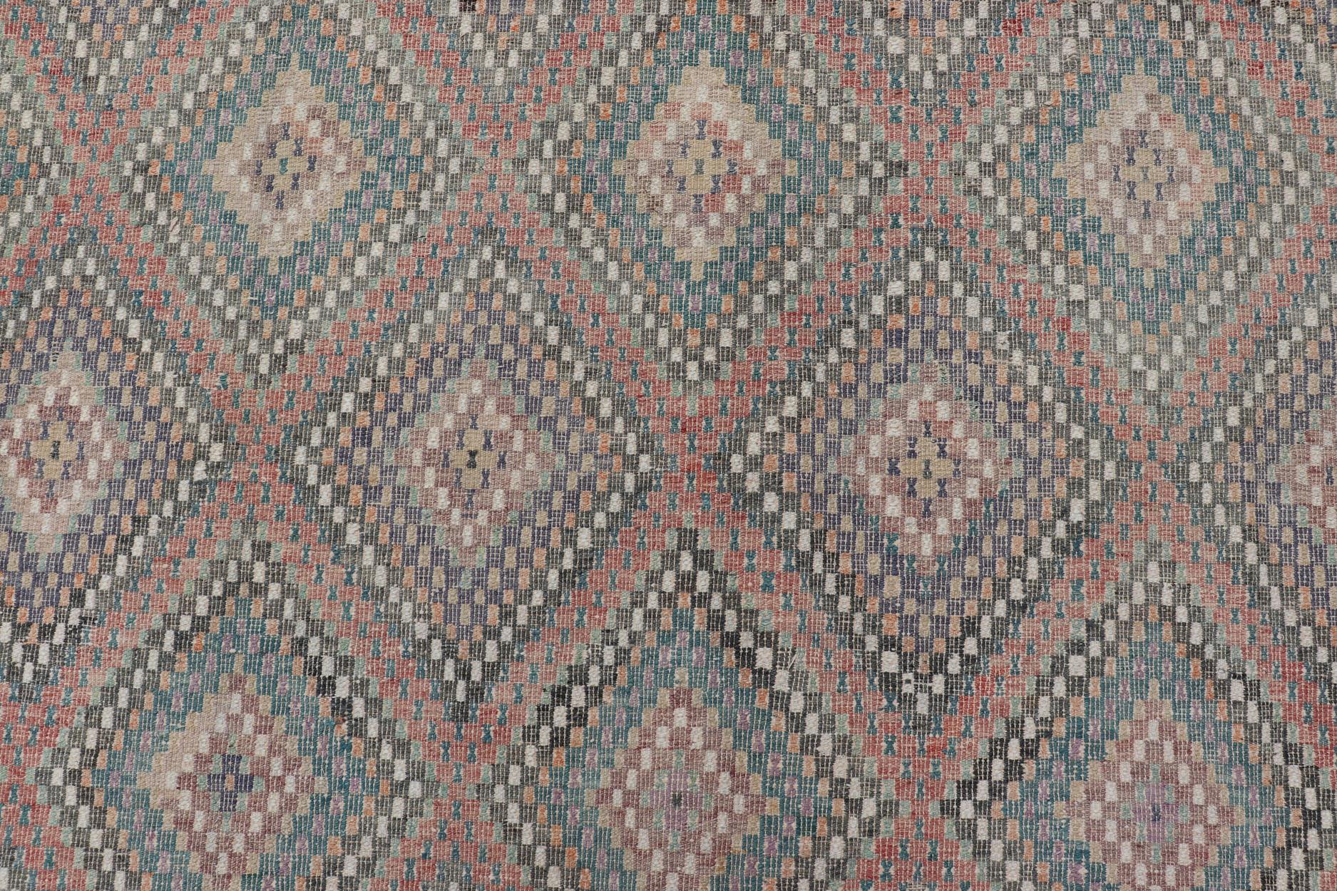Türkischer Vintage bestickter Kilim-Teppich mit mehrschichtigem Rautenmuster. Keivan Woven Arts / Teppich / EN-112326, Türkei, Handgewebt um/ Mitte des 20. Jahrhunderts.
Maße: 7'6 x 10'0 