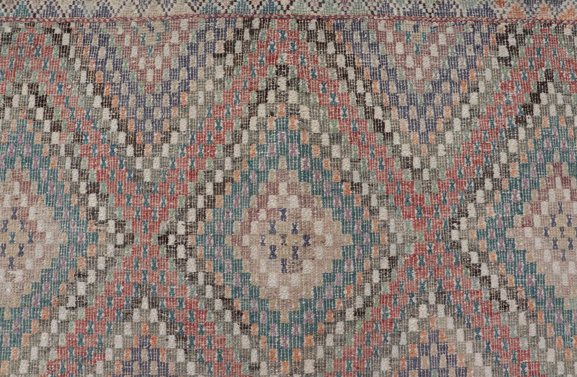 Türkischer bestickter Vintage-Kelim-Teppich mit mehrschichtigem Diamant-Design (Handgewebt) im Angebot