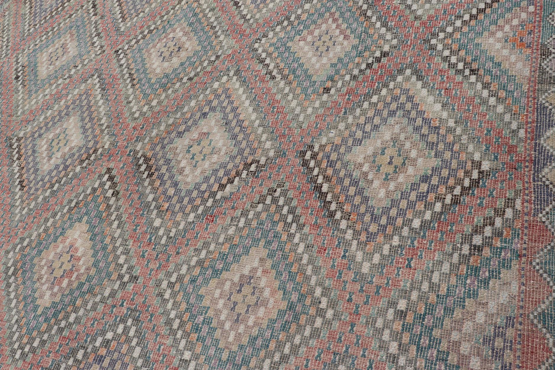 Türkischer bestickter Vintage-Kelim-Teppich mit mehrschichtigem Diamant-Design im Zustand „Gut“ im Angebot in Atlanta, GA