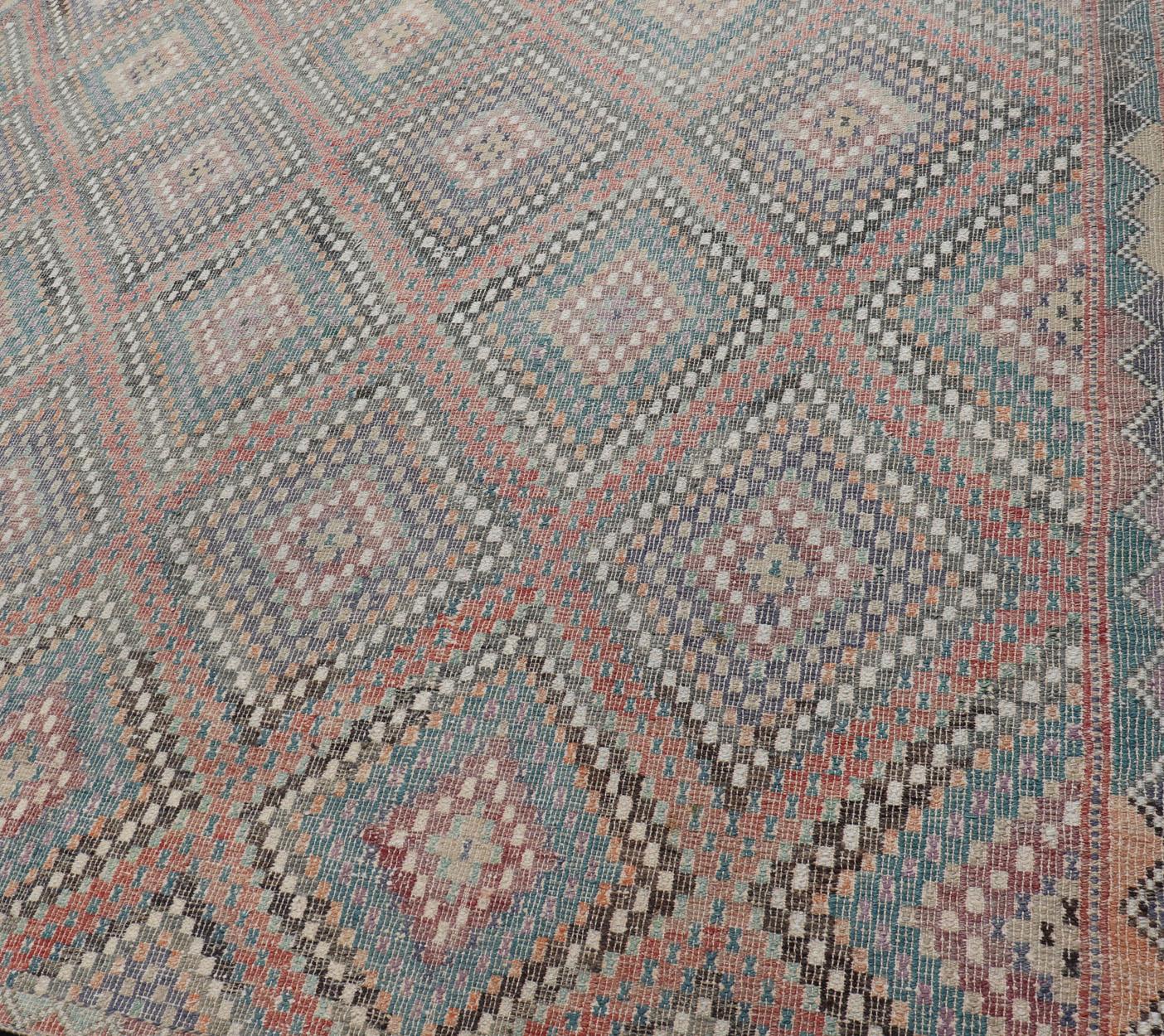 Türkischer bestickter Vintage-Kelim-Teppich mit mehrschichtigem Diamant-Design (20. Jahrhundert) im Angebot