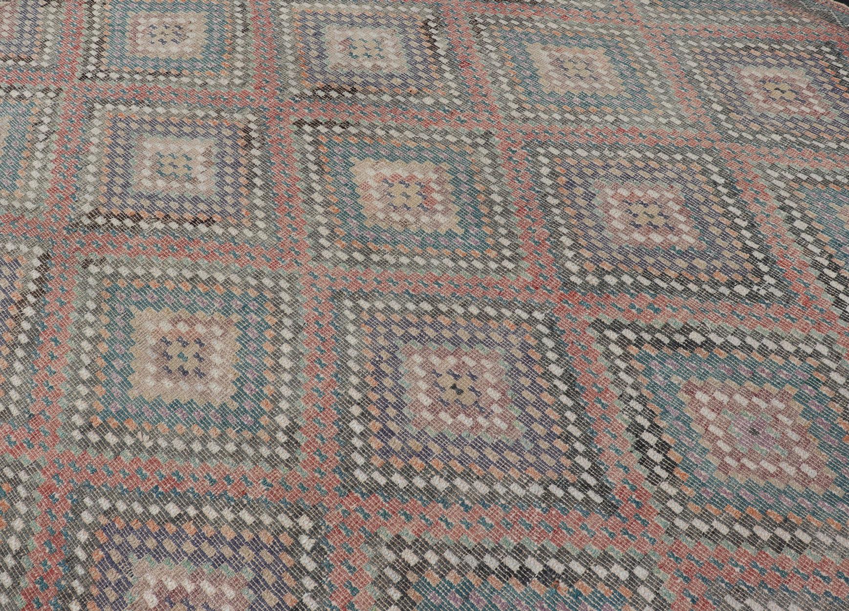Türkischer bestickter Vintage-Kelim-Teppich mit mehrschichtigem Diamant-Design (Wolle) im Angebot