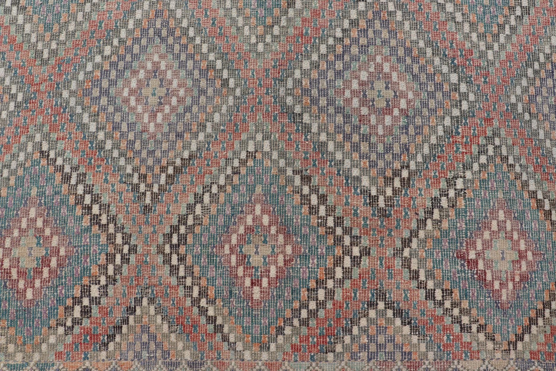 Türkischer bestickter Vintage-Kelim-Teppich mit mehrschichtigem Diamant-Design im Angebot 1