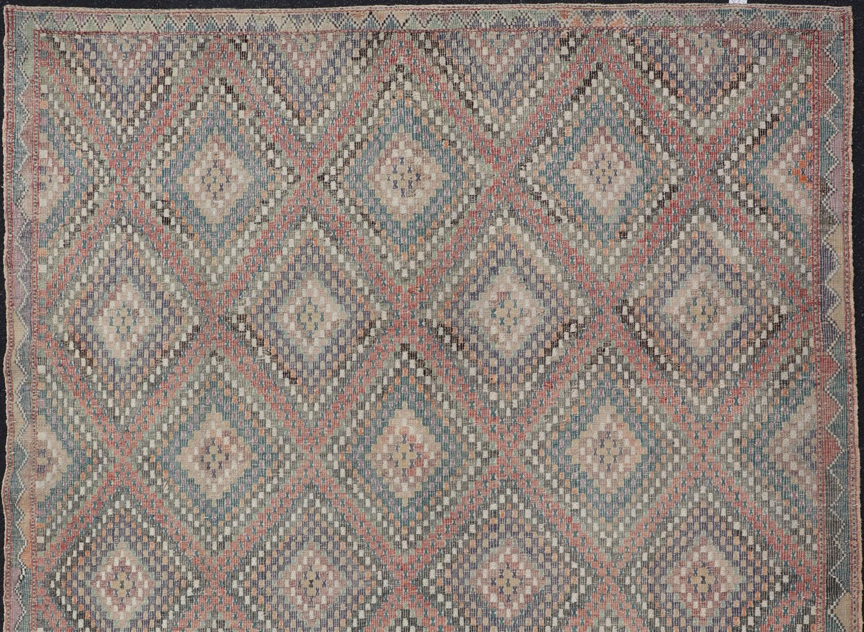 Türkischer bestickter Vintage-Kelim-Teppich mit mehrschichtigem Diamant-Design im Angebot 2