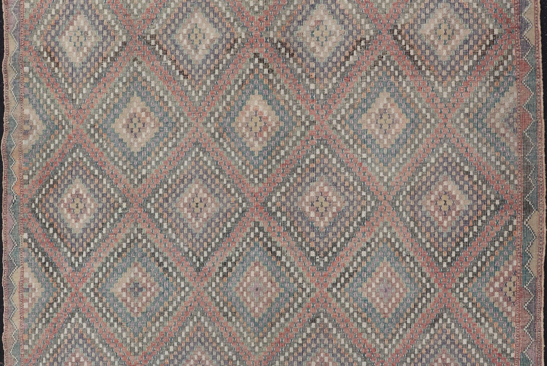 Türkischer bestickter Vintage-Kelim-Teppich mit mehrschichtigem Diamant-Design im Angebot 3