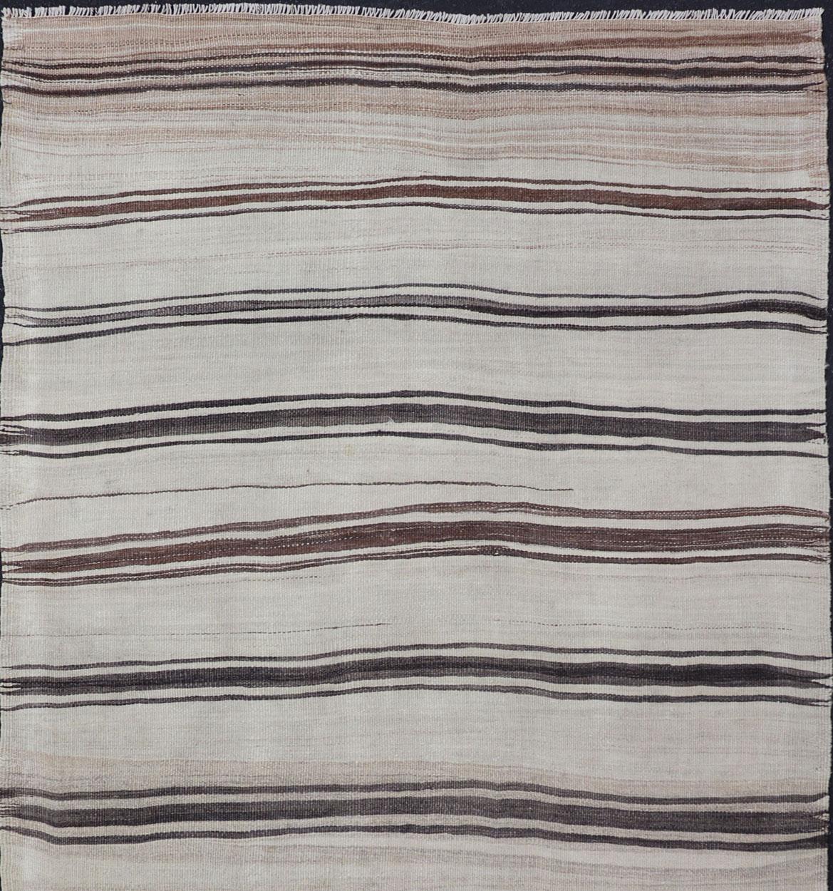 Turkish vintage flat-weave in shades of brown and ivory with stripe design with Minimalist design and stripes. Keivan Woven Arts / rug EN-P13118, country of origin / type: Turkey / Kilim, circa 1950

This vintage striped design Turkish Kilim