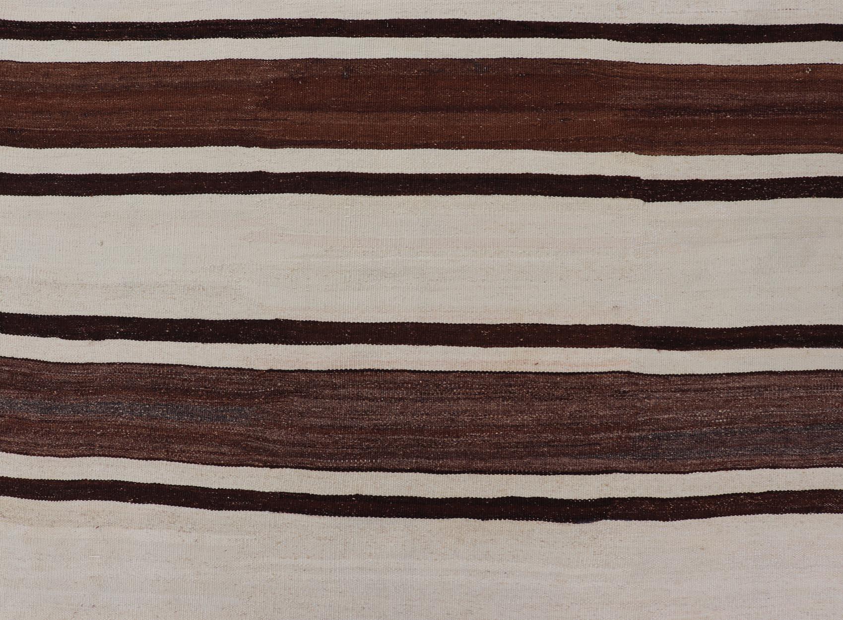 Tejido Plano Turco Vintage en tonos marrón y marfil con diseño de rayas en Bueno estado para la venta en Atlanta, GA