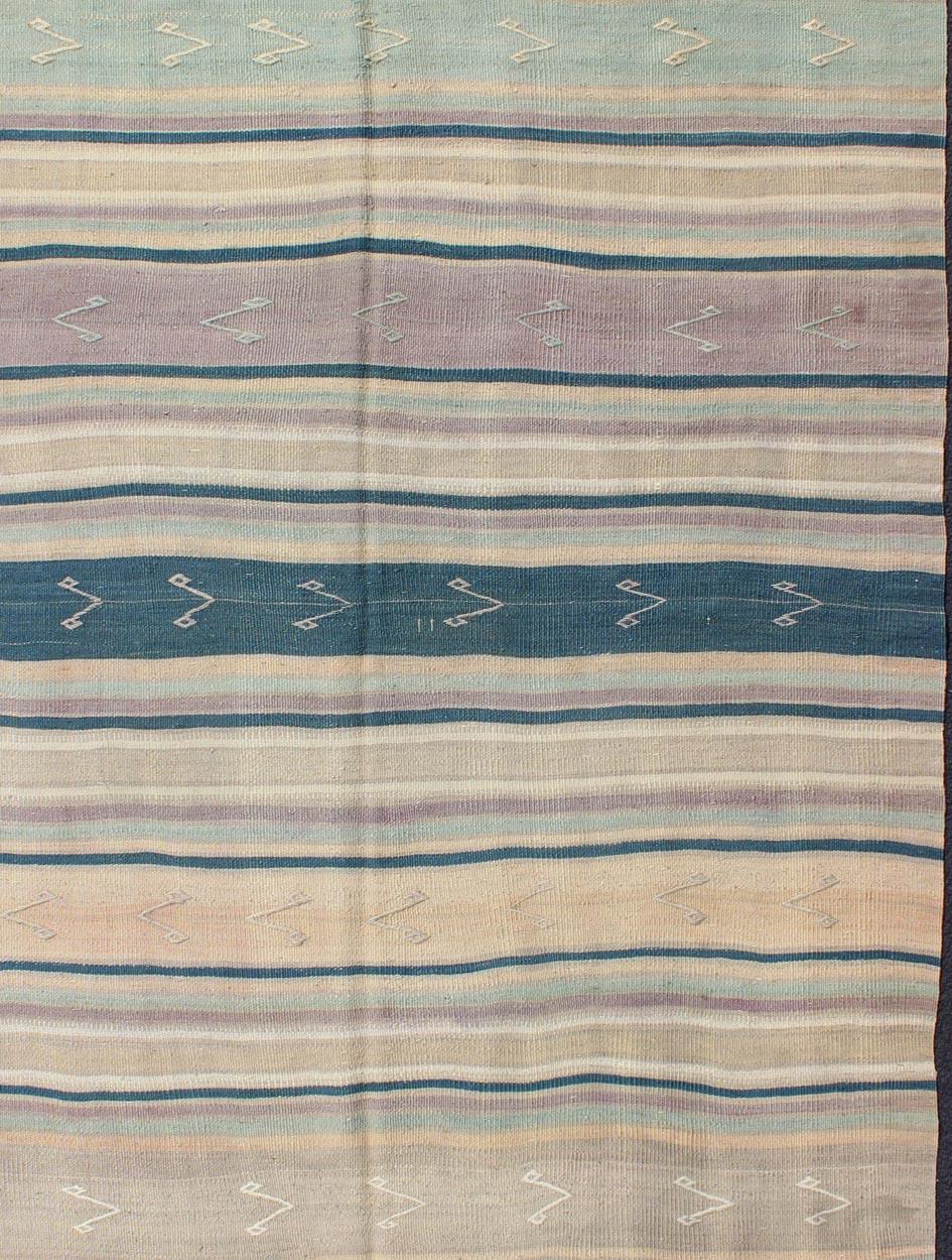 Flachgewebter Kelim in Rosa, Hellblau, Elfenbein und Blau. Keivan Woven Arts / Teppich EN-165691, Herkunftsland / Art: Türkei / Kelim, um 1950

Dieser türkische Kelim aus Flachgewebe eignet sich perfekt für eine Vielzahl von Innenräumen. Zu den