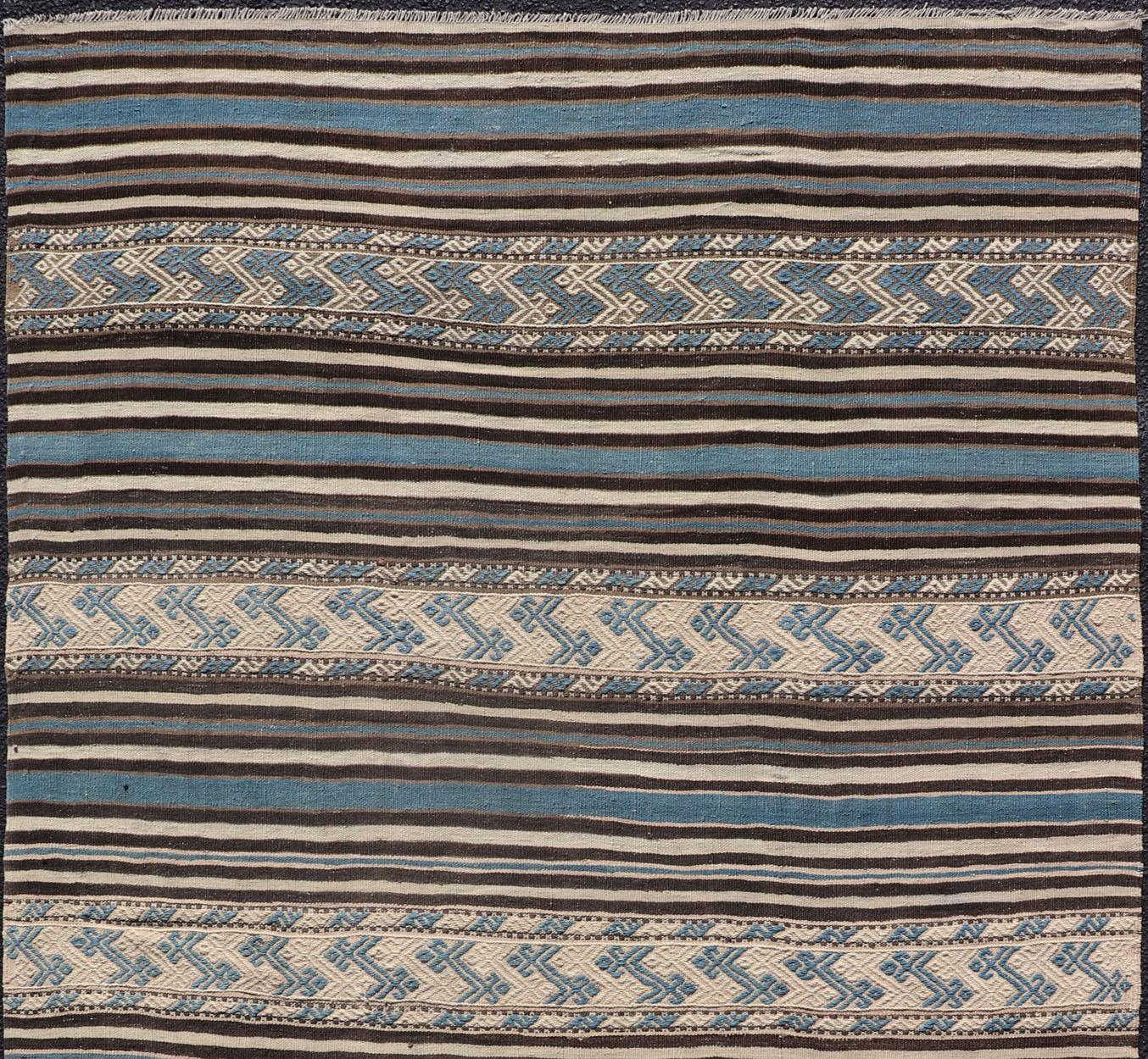 Flat-woven Kilim in brown, cream, and blue, rug TU-NED-1011, country of origin / type: Turkey / Kilim, circa 1950

This Turkish Kilim flat-woven is perfectly suited for a variety of interiors. The strong tones includes dark brown, cream, and blue