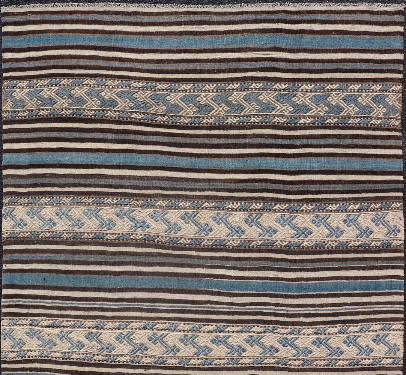 Flachgewebter Kelim in Braun, Creme und Blau, Teppich TU-NED-1011, Herkunftsland / Art: Türkei / Kelim, um 1950

Dieser türkische Kelim aus Flachgewebe eignet sich perfekt für eine Vielzahl von Innenräumen. Zu den kräftigen Farbtönen gehören