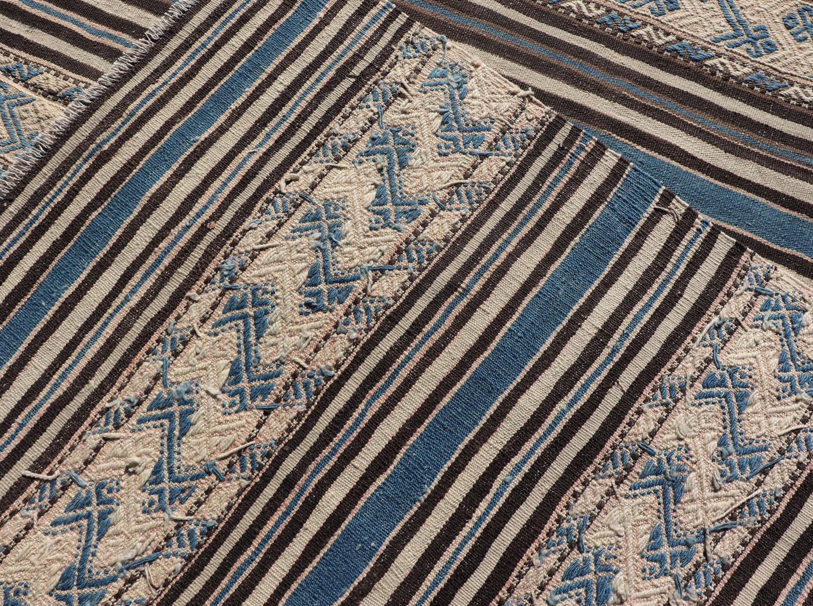 Türkisches Vintage-Flachgewebe mit Streifendesign und Stammesmotiven in Blau und Braun (20. Jahrhundert) im Angebot