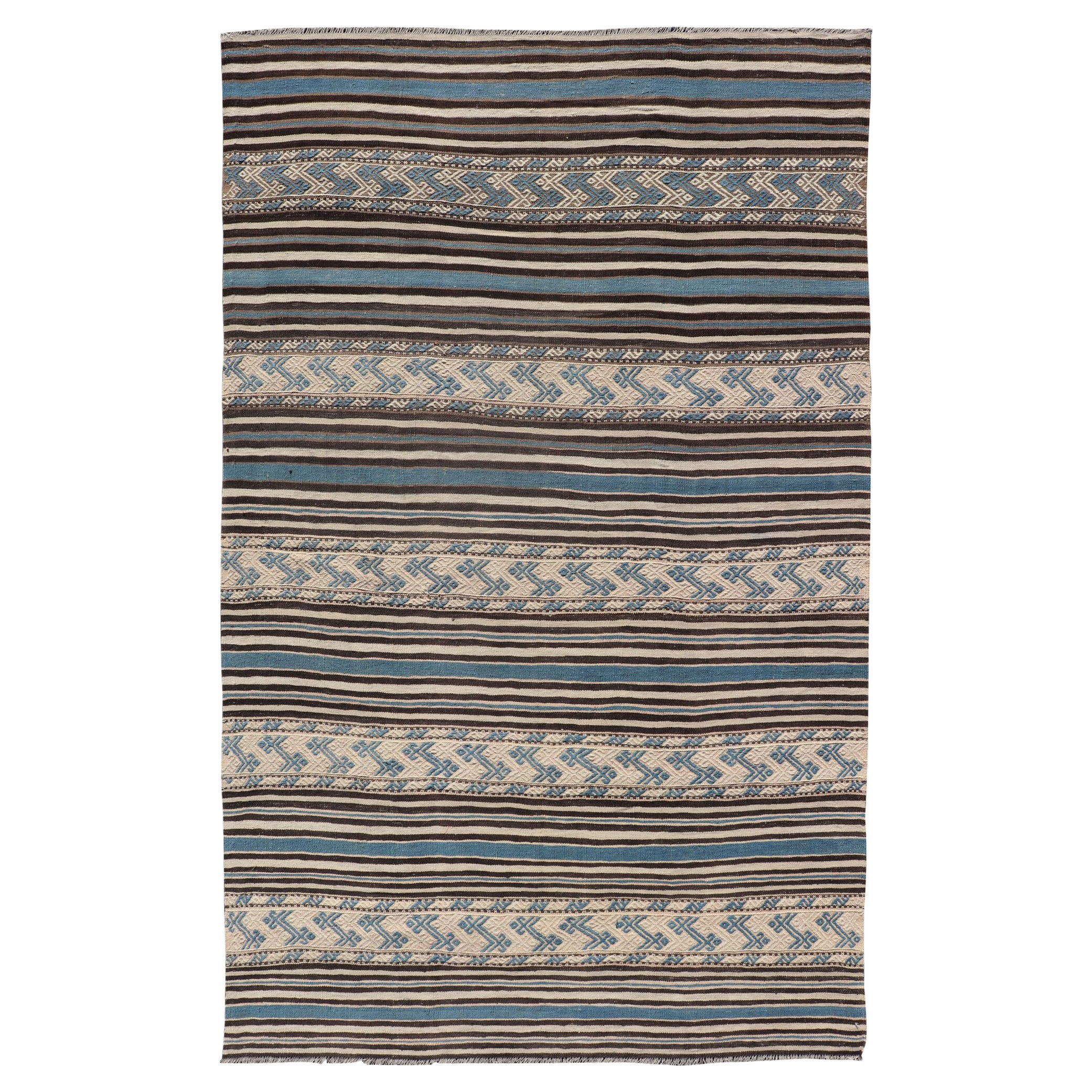 Türkisches Vintage-Flachgewebe mit Streifendesign und Stammesmotiven in Blau und Braun
