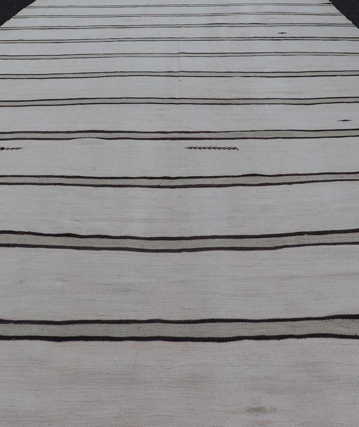 Tejido Plano Turco Vintage Gallery en Marrón, Gris y Marfil con Diseño de Rayas en venta 3