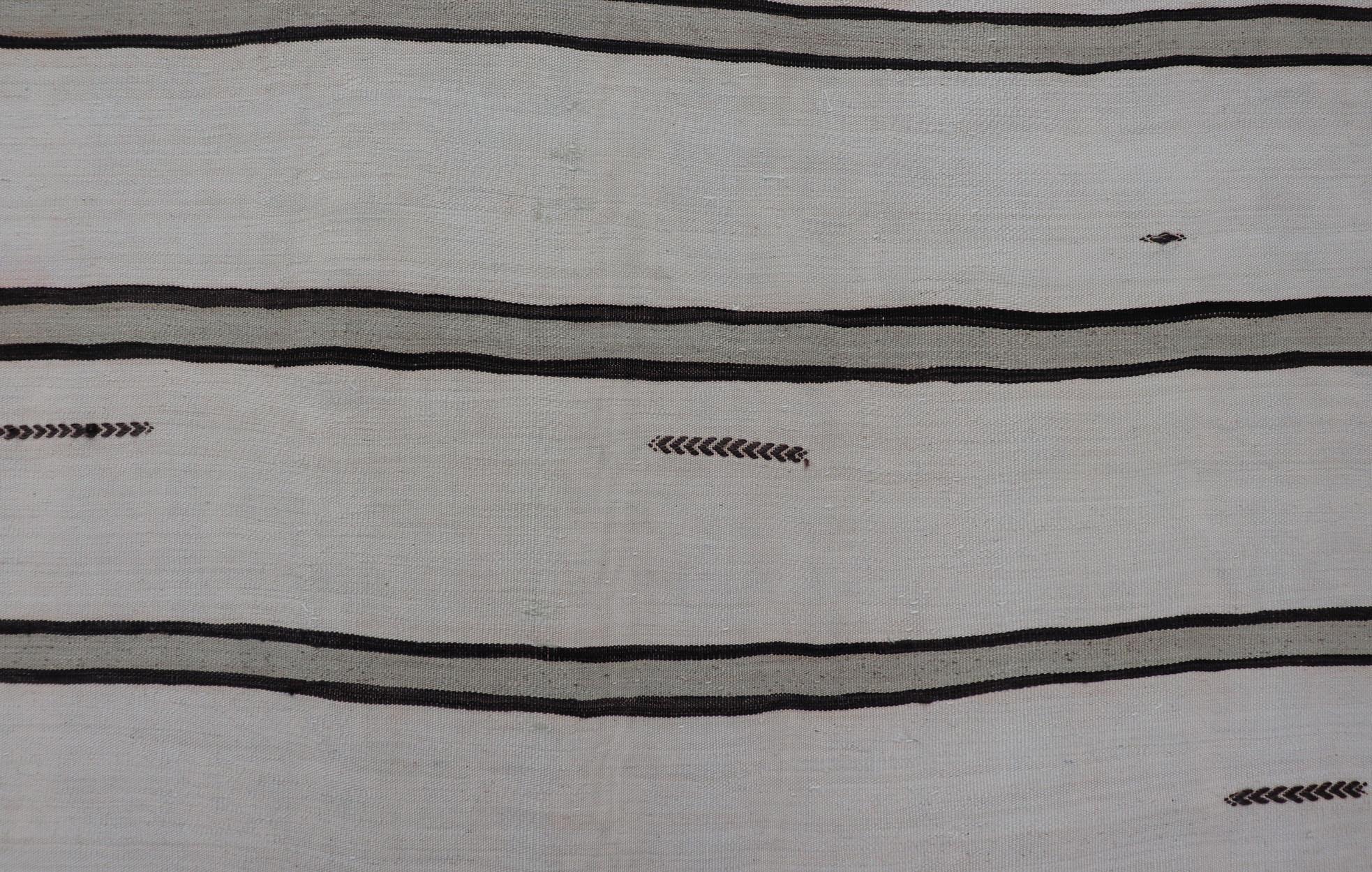 Galería Turca Vintage Tejido Plano en Marrón, Gris, Y, Marfil con Diseño de Rayas. Keivan Woven Arts / alfombra EN-14036, país de origen / tipo: Turquía / Kilim, hacia 1950
Medidas: 5'4 x 12'0 
Este Kilim turco de diseño vintage a rayas se presenta
