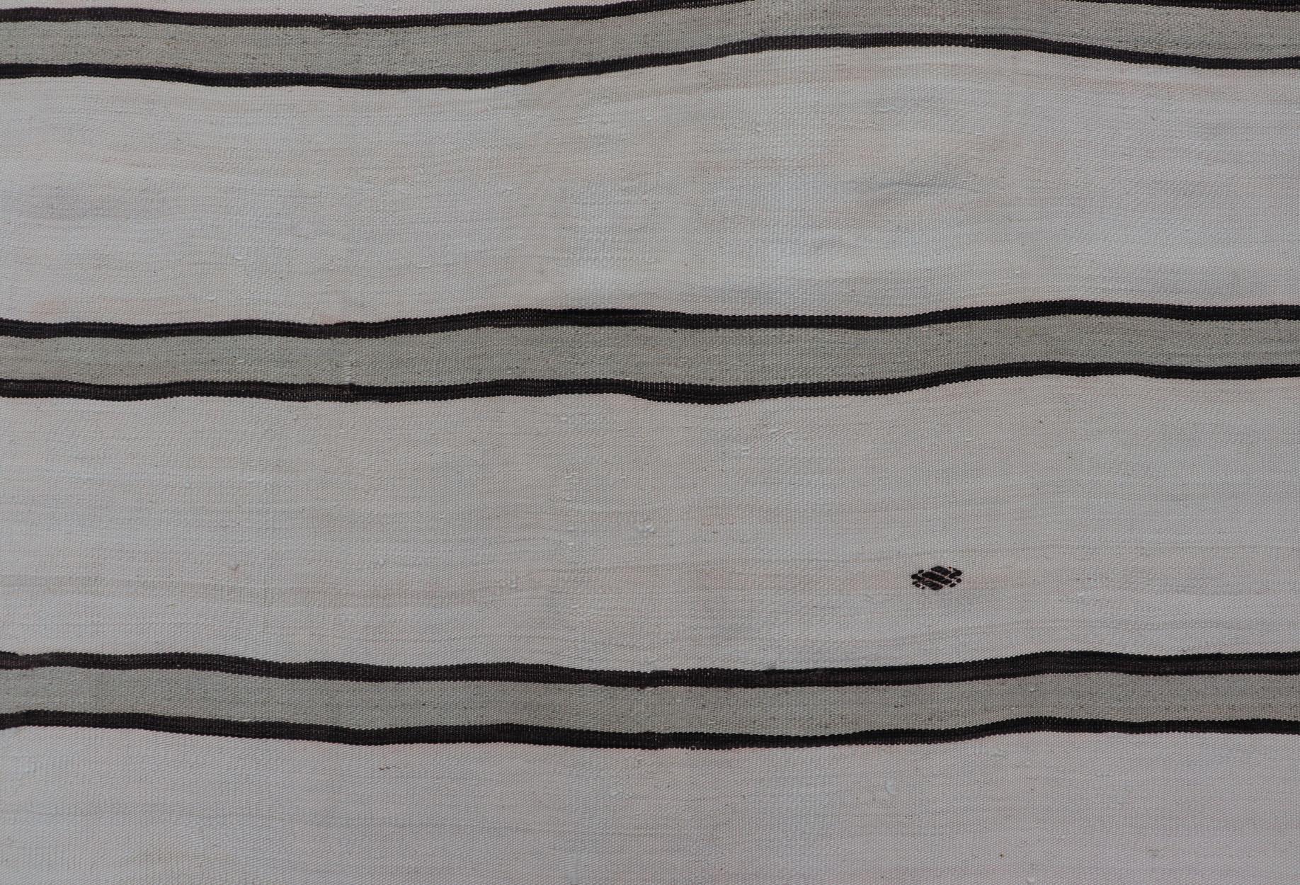 Tejido Plano Turco Vintage Gallery en Marrón, Gris y Marfil con Diseño de Rayas Kilim en venta
