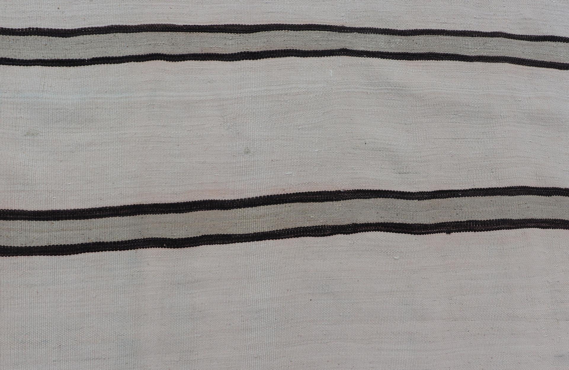 Tejido Plano Turco Vintage Gallery en Marrón, Gris y Marfil con Diseño de Rayas en Bueno estado para la venta en Atlanta, GA