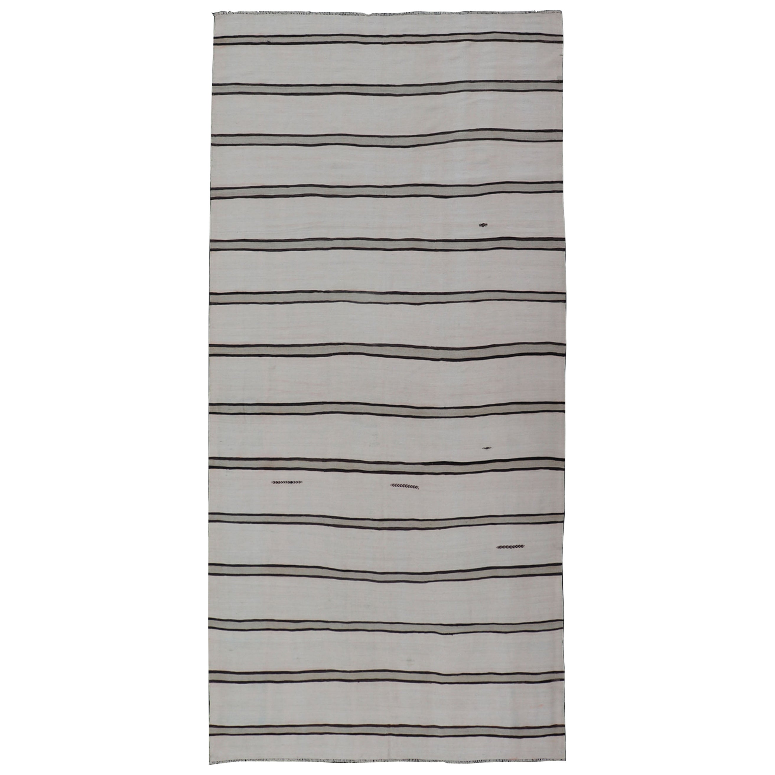 Il tappeto turco Vintage Gallery a trama piatta in marrone, grigio e avorio con design a strisce