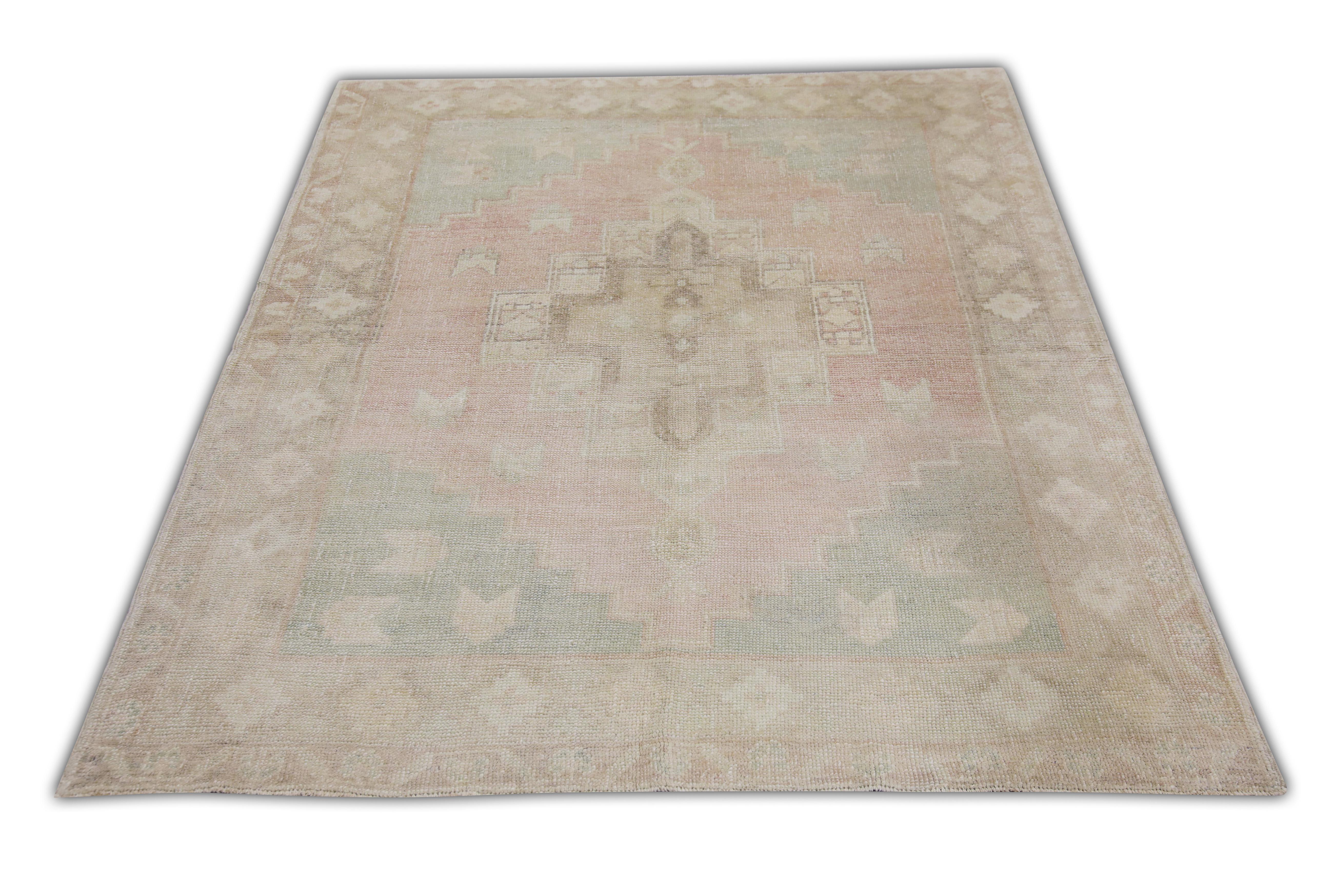 Découvrez l'élégance intemporelle de ce tapis oriental turc vintage fait à la main, d'une taille parfaite de 4'5