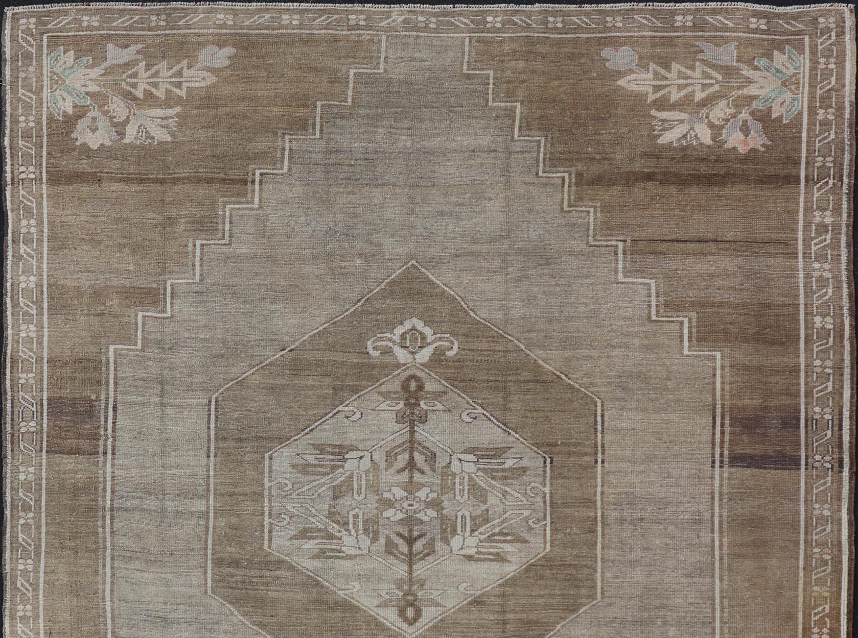 Alfombra Turca Vintage Kars de Fondo Marrón con Grises y Toques Verdes en venta 2