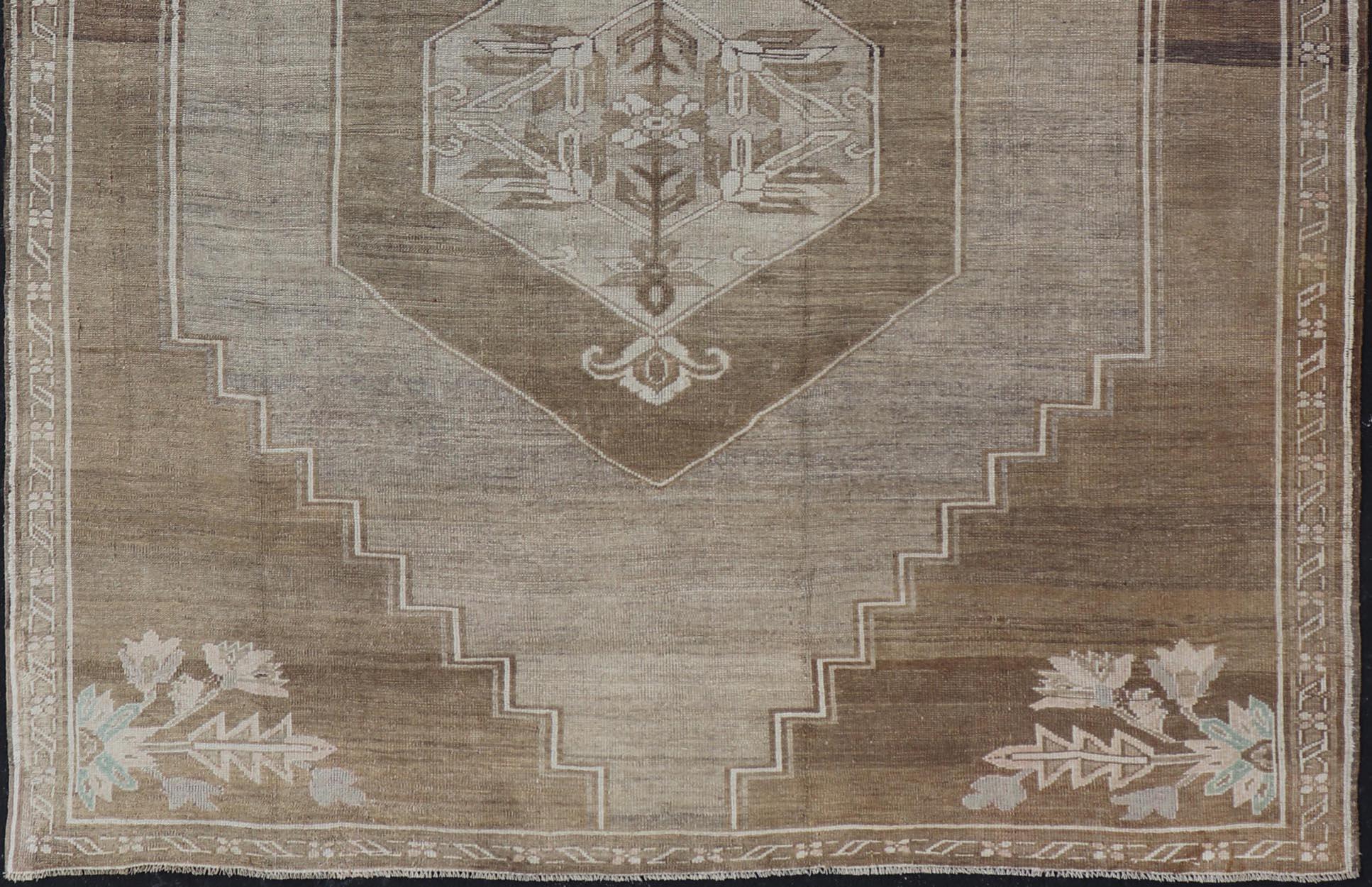 Alfombra Turca Vintage Kars de Fondo Marrón con Grises y Toques Verdes en venta 4