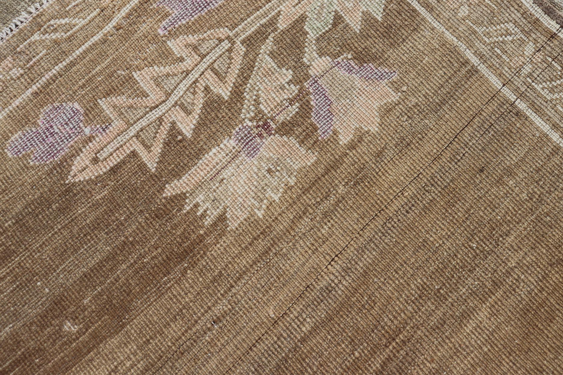 Alfombra Turca Vintage Kars de Fondo Marrón con Grises y Toques Verdes en venta 5