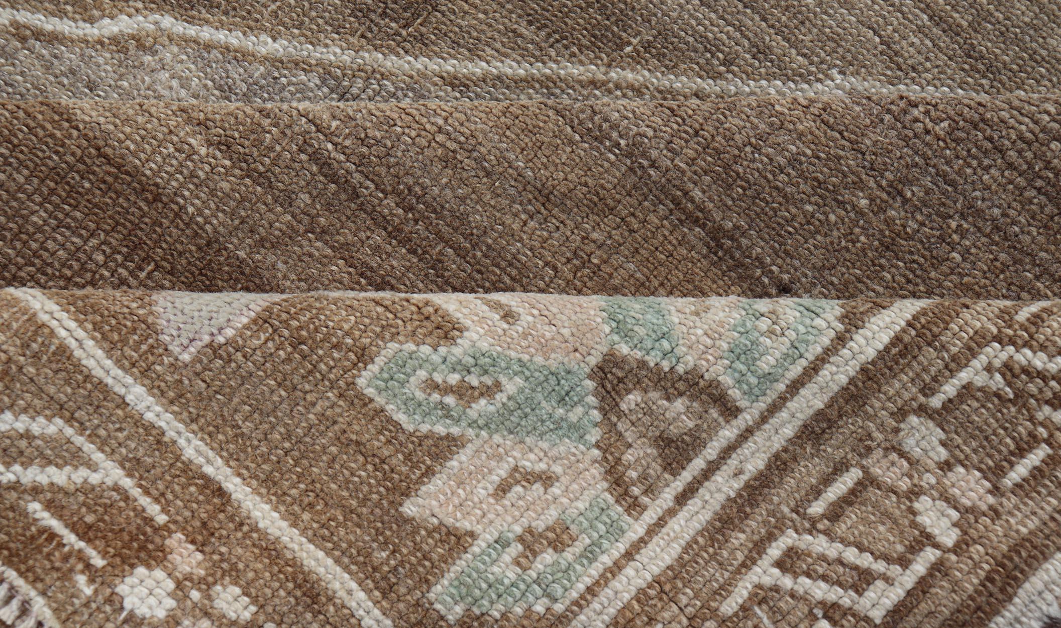 Alfombra Turca Vintage Kars de Fondo Marrón con Grises y Toques Verdes en venta 6