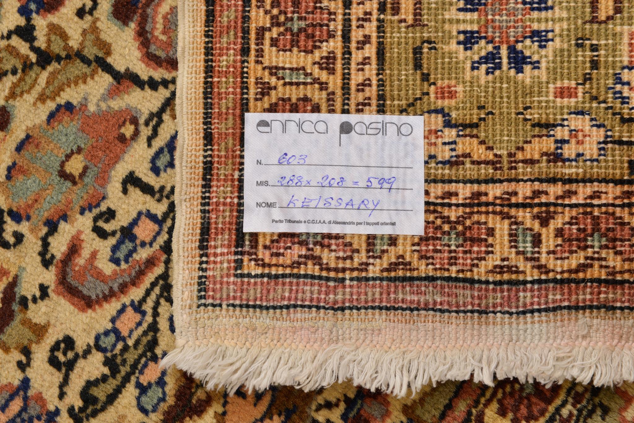 603 - Il n'est pas facile de trouver un tapis turc comme celui-ci : couleurs douces, sans médaillon central, parfait état de conservation. 
Le champ est couvert de petites fleurs et de feuilles vertes pâles, sans le médaillon classique.
 Elegant