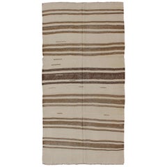 Alfombra Turca Vintage Kilim de Tejido Plano en Marrón y Crema con Diseño de Rayas