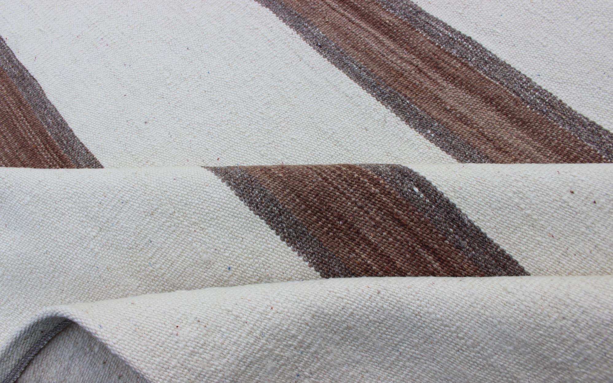 Türkischer Flachgewebe-Kelim-Teppich im Vintage-Stil in Weiß, Braun mit Streifen-Design im Angebot 1
