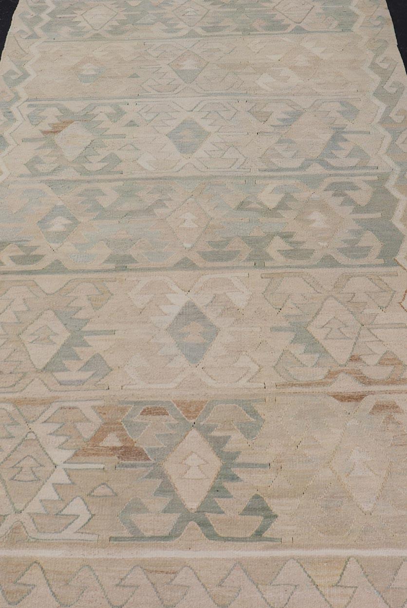 Türkischer Vintage-Kilim-Galerie-Teppich aus Wolle mit subgeometrischem Muster. Vintage-Kilim-Teppich mit subgeometrischem All-Over-Design, Keivan Woven Arts; Teppich EN-14006, Herkunftsland / Art: Türkei / Kelim, um 1950.
Maße: 5'2 x 9'1 
Dieser