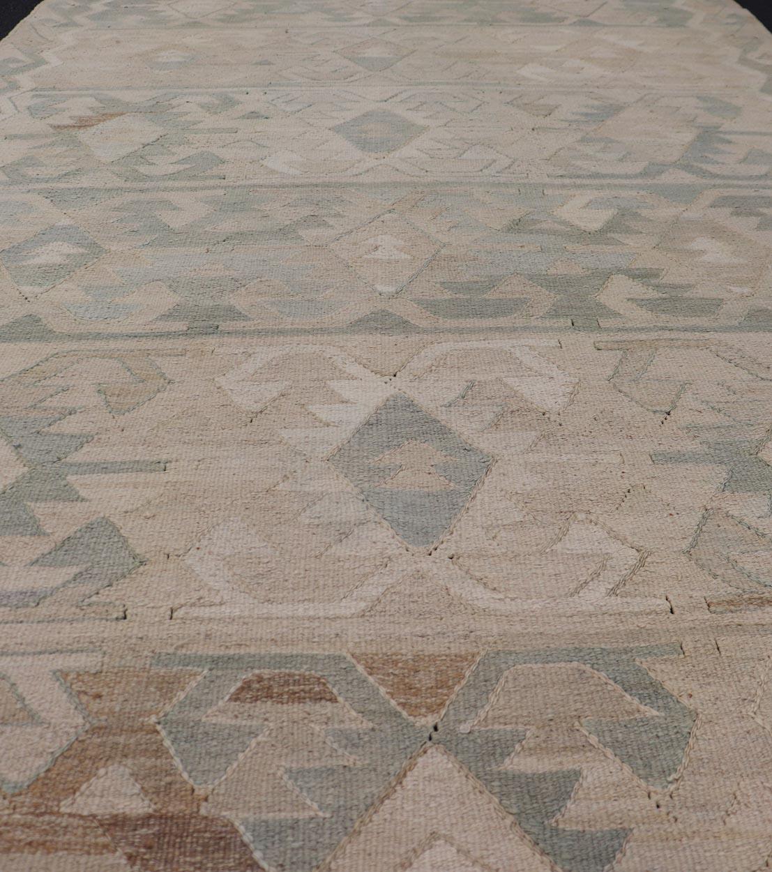 Türkischer Vintage-Kilim-Galerie-Teppich mit subgeometrischem Design 5'2 x 9'1 (Kelim) im Angebot