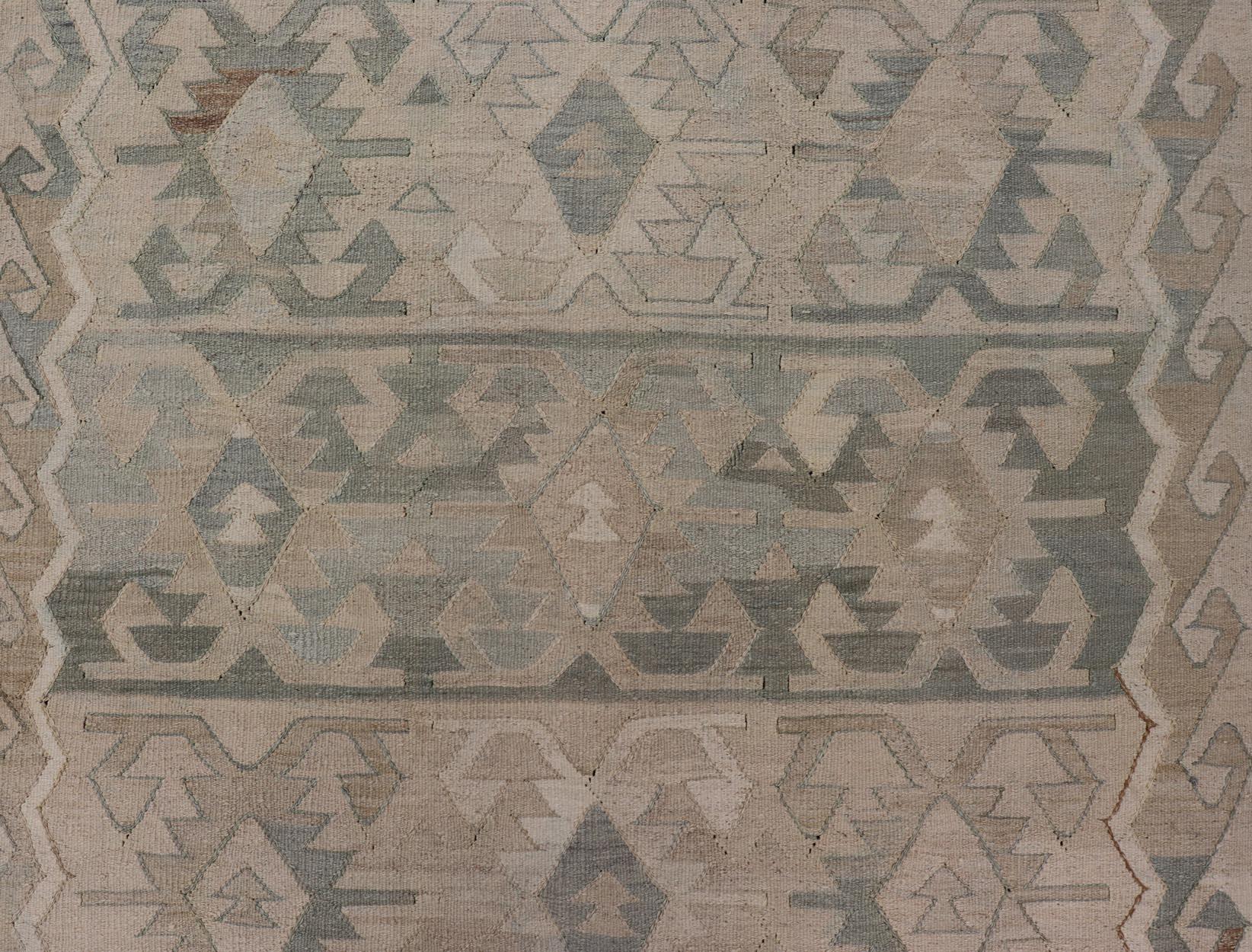 Türkischer Vintage-Kilim-Galerie-Teppich mit subgeometrischem Design 5'2 x 9'1 (Handgewebt) im Angebot