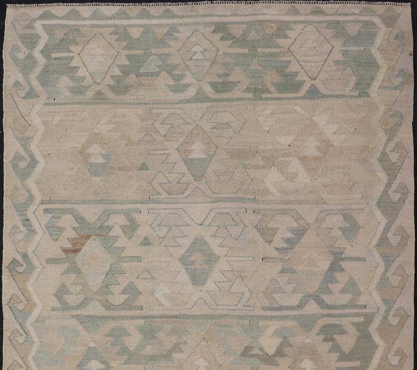 Türkischer Vintage-Kilim-Galerie-Teppich mit subgeometrischem Design 5'2 x 9'1 (Wolle) im Angebot