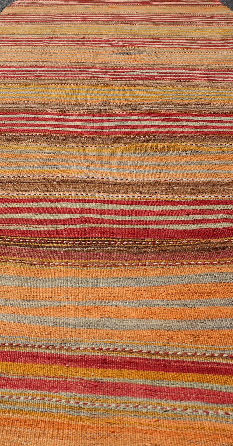 Runner turco vintage Kilim Gallery a strisce vivaci in tonalità calde 5'0 x 15'4 in vendita 3