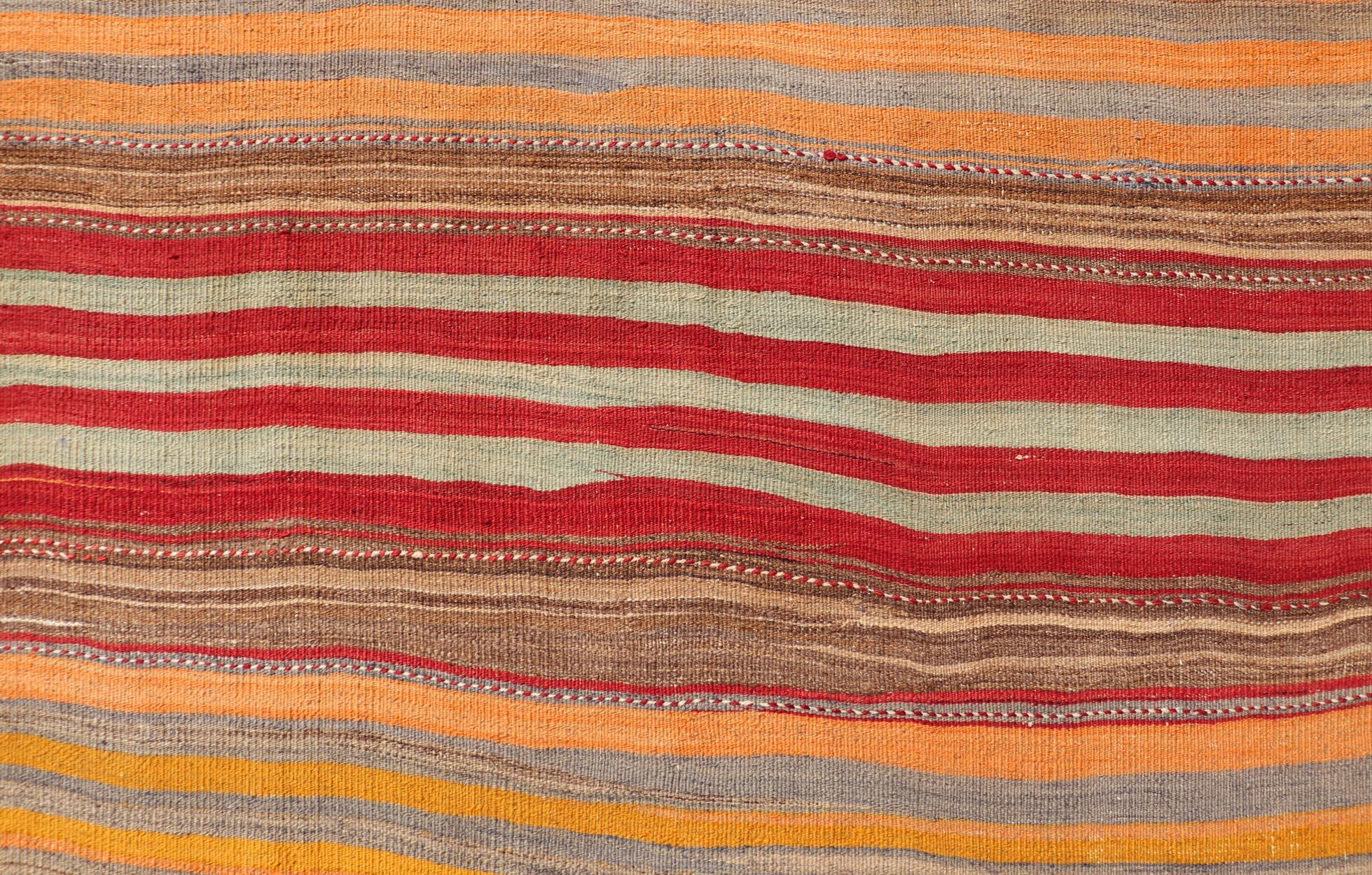 Misure: 5'0 x 15'4
Tappeto turco vintage Kilim Gallery Runner a strisce vibranti in toni caldi 5'0 x 15'4. Keivan Woven Arts / Tappeto / EN-14101 Paese d'origine / tipo: Turchia / Kilim. 

Il Kilim Gallery Runner turco vintage è un pezzo