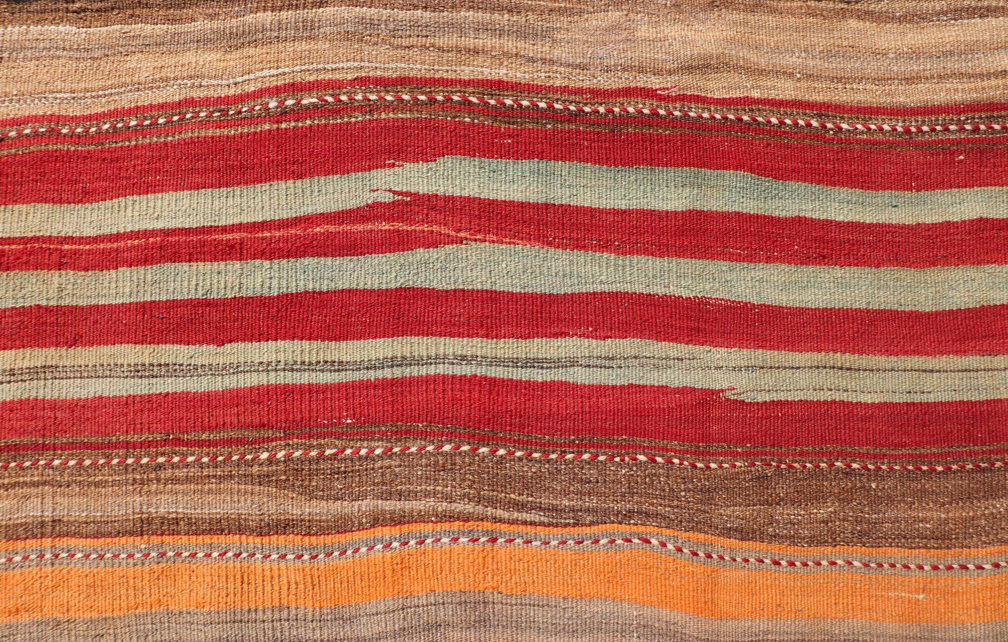 Turco Runner turco vintage Kilim Gallery a strisce vivaci in tonalità calde 5'0 x 15'4 in vendita