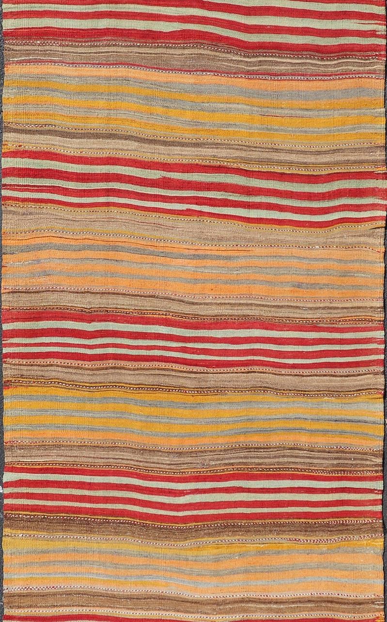 Runner turco vintage Kilim Gallery a strisce vivaci in tonalità calde 5'0 x 15'4 In condizioni buone in vendita a Atlanta, GA