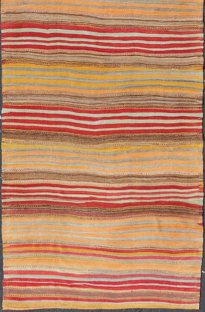 XX secolo Runner turco vintage Kilim Gallery a strisce vivaci in tonalità calde 5'0 x 15'4 in vendita