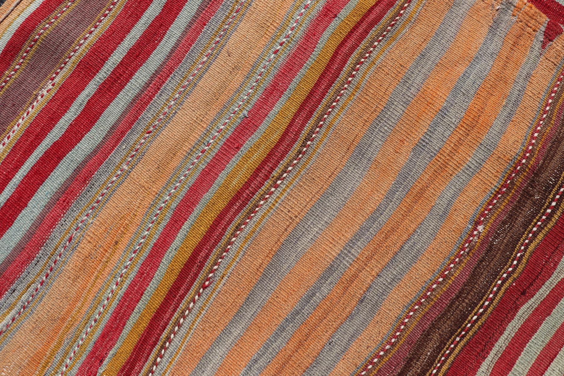 Lana Runner turco vintage Kilim Gallery a strisce vivaci in tonalità calde 5'0 x 15'4 in vendita