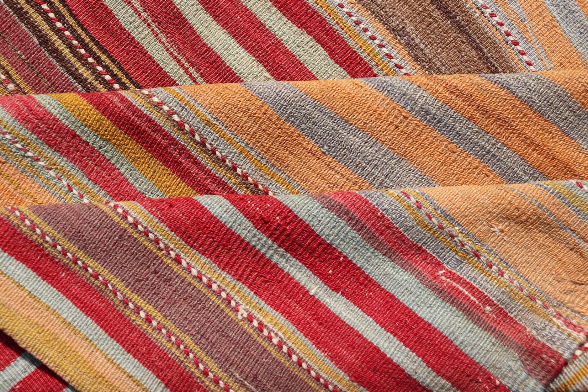 Runner turco vintage Kilim Gallery a strisce vivaci in tonalità calde 5'0 x 15'4 in vendita 1