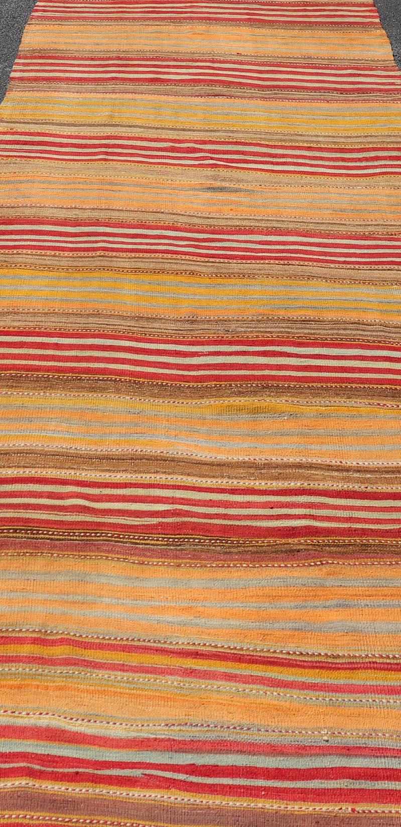 Runner turco vintage Kilim Gallery a strisce vivaci in tonalità calde 5'0 x 15'4 in vendita 2