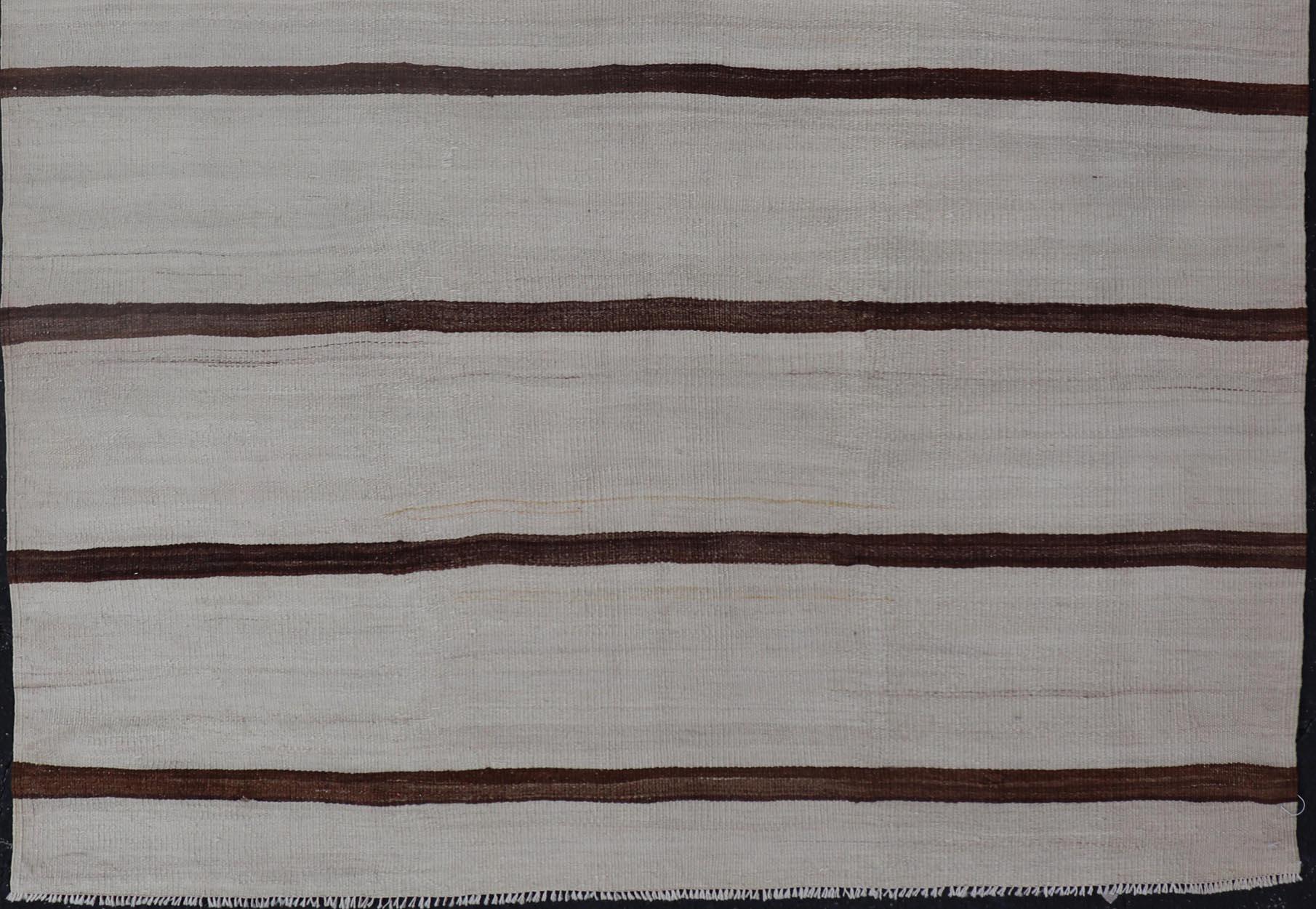 Tessuto a mano Kilim turco d'epoca nei toni del marrone e dell'avorio con disegno a strisce in vendita