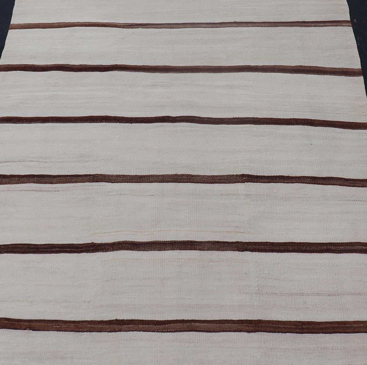 XX secolo Kilim turco d'epoca nei toni del marrone e dell'avorio con disegno a strisce in vendita