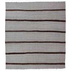 Türkischer Vintage-Kilim in Braun- und Elfenbeinfarbtönen mit Streifenmuster