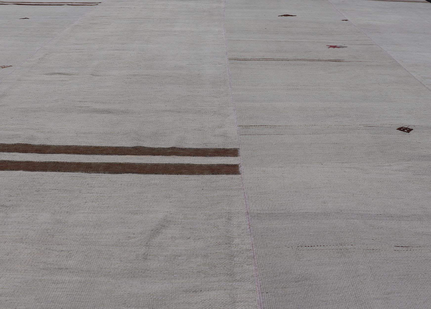 Türkischer Vintage-Kilim aus Wolle mit subgeometrischem Streifendesign im Angebot 4