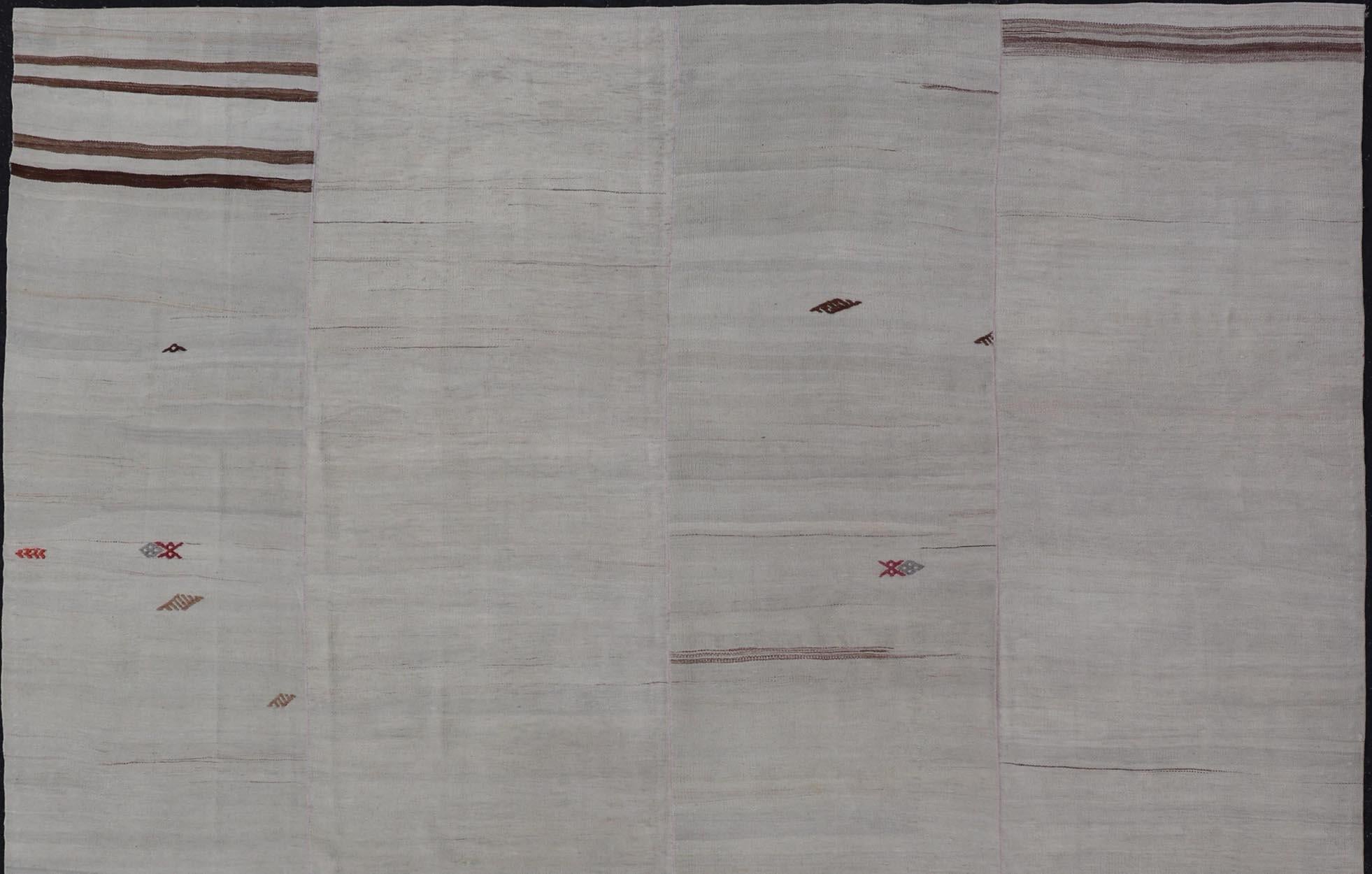 Türkischer Vintage-Kilim aus Wolle mit subgeometrischem Streifendesign (Handgewebt) im Angebot
