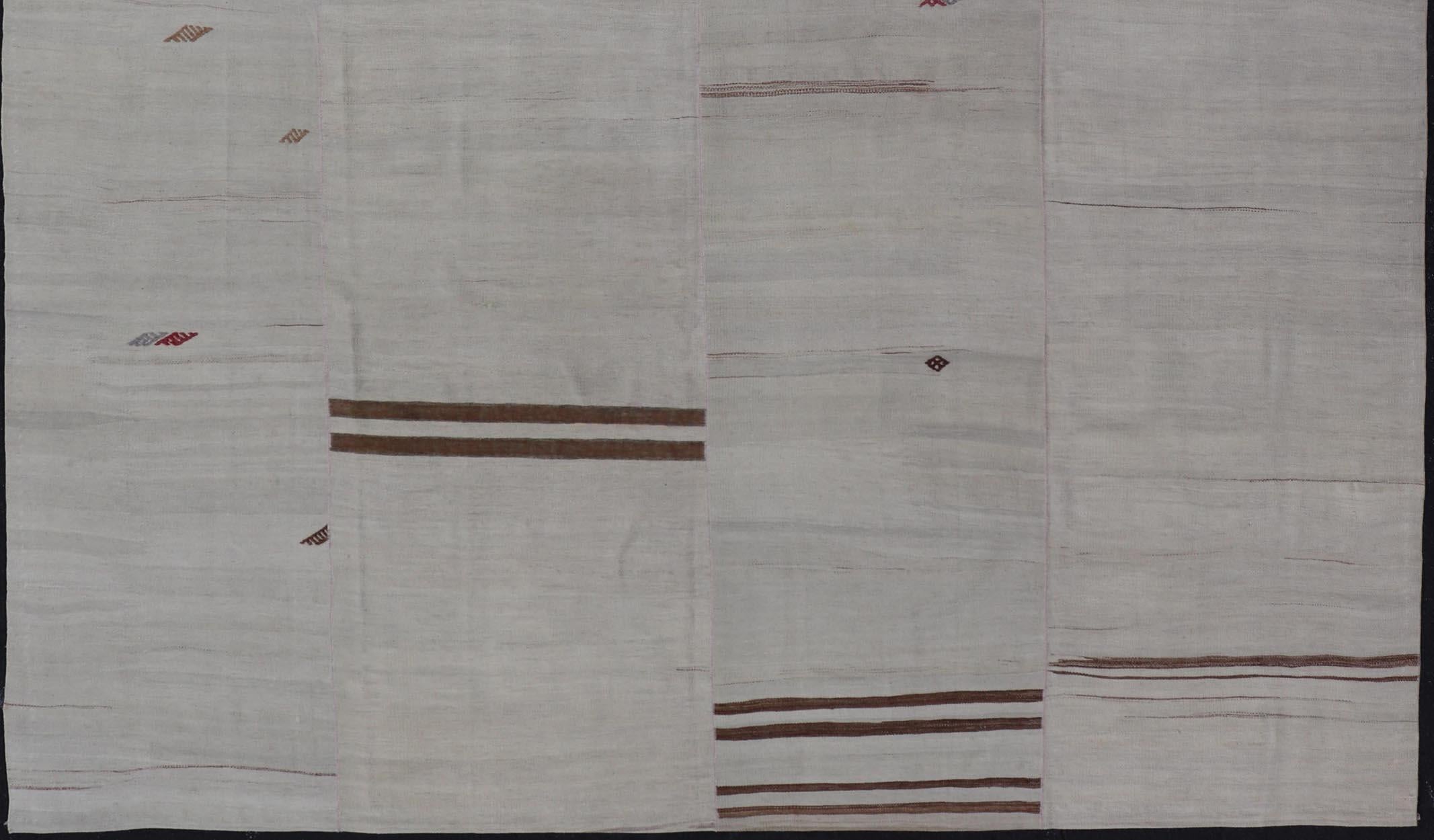 Türkischer Vintage-Kilim aus Wolle mit subgeometrischem Streifendesign (20. Jahrhundert) im Angebot