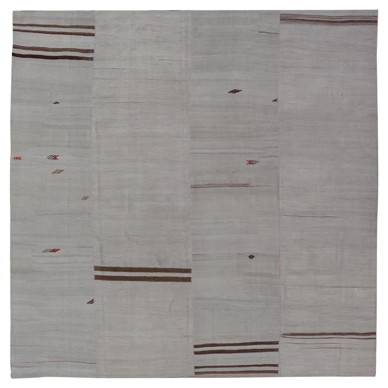 Kilim turc vintage en laine avec panneaux à rayures sub-géométriques en vente
