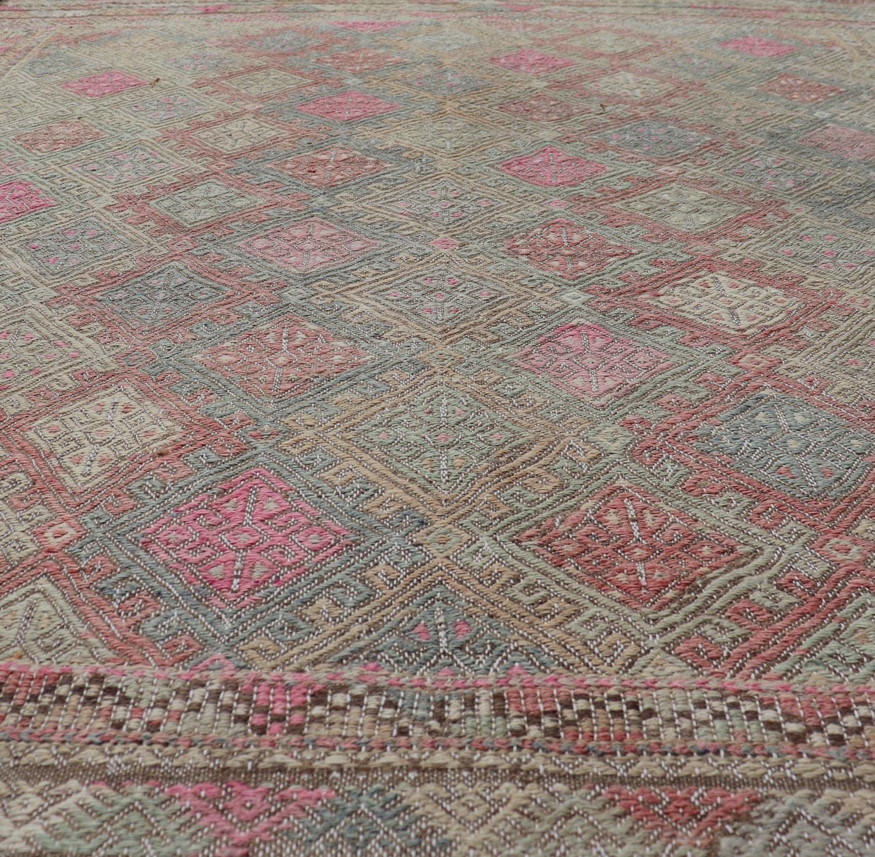 Tapis Kilim turc vintage -Colors of Tan and Pinks 5'8 x 7'3 en vente 3