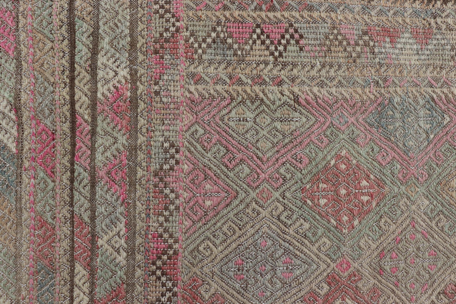 Mesures : Tapis Kilim Turc Vintage -Couleurs de Tan et de Rose Keivan Woven Arts / Rug / EN-41417 Pays d'origine / type : Turquie / Kilim Elegant Turkish Kilim Rug - Timeless Woven Art est une pièce d'art tissé intemporelle qui combine un éventail