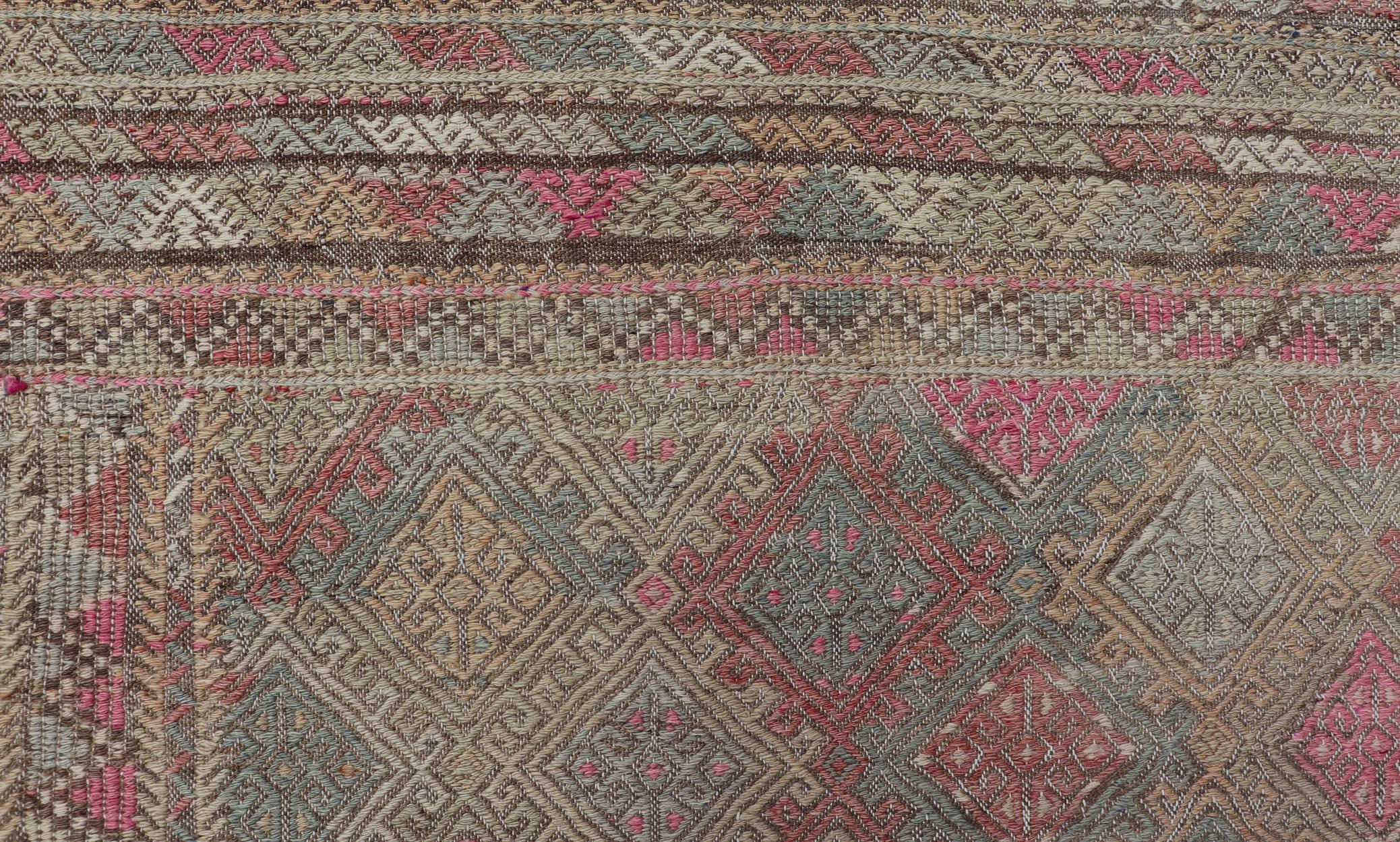 Turc Tapis Kilim turc vintage -Colors of Tan and Pinks 5'8 x 7'3 en vente